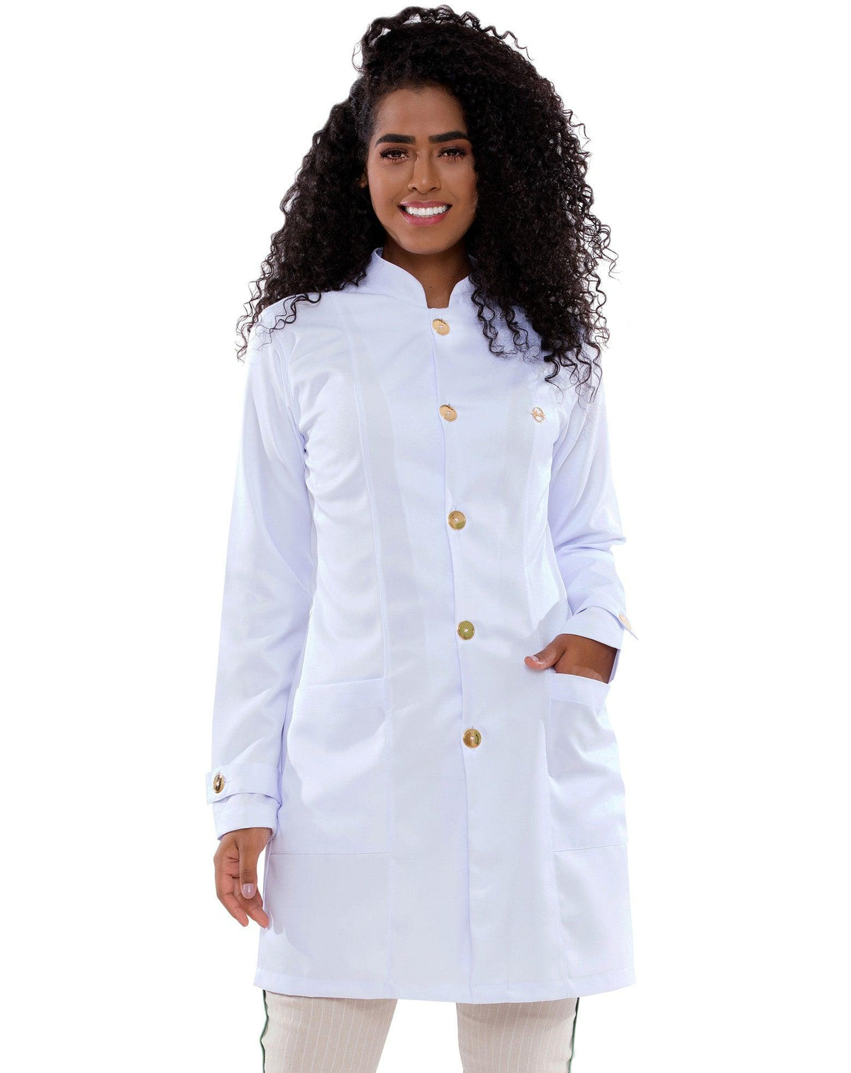 Jaleco feminino Chic branco visto de frente na modelo, com gola alta, botões dourados e bolsos laterais