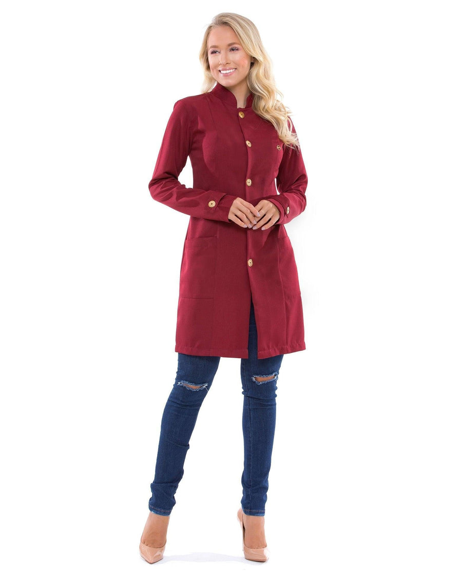 Jaleco feminino Chic vinho bordô de corpo inteiro na modelo, com gola alta, punhos com botão e bolsos amplos