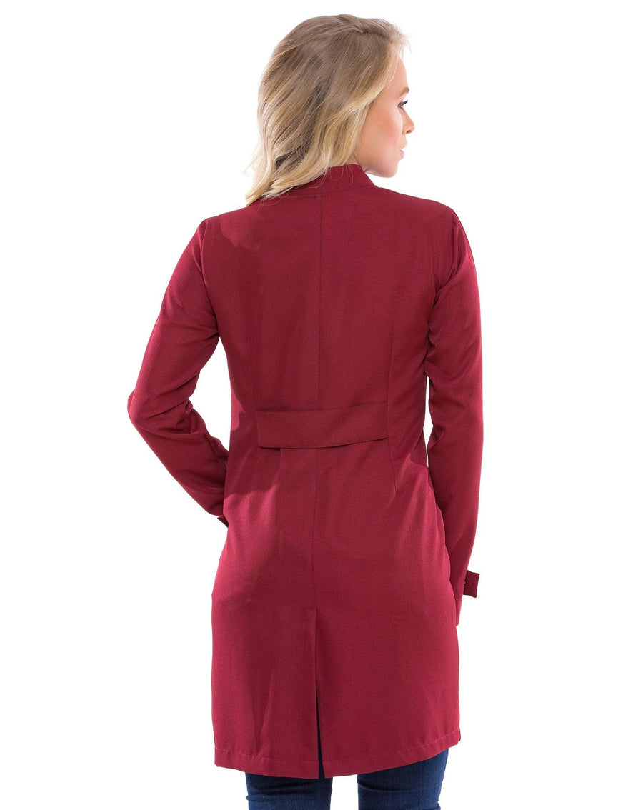 Jaleco feminino Chic vinho bordô visto de costas na modelo, com faixa na cintura e fenda na barra