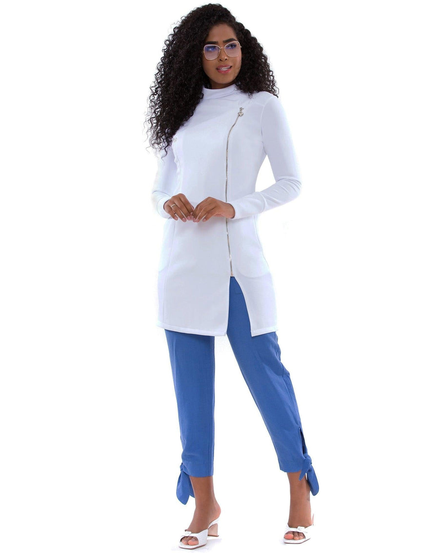 Jaleco feminino Chloe branco de corpo inteiro na modelo, com gola alta, zíper assimétrico e fenda na barra