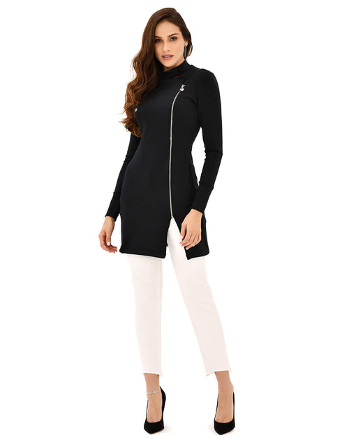 Jaleco feminino Chloe preto de corpo inteiro em vista lateral, com zíper frontal assimétrico e fenda na barra