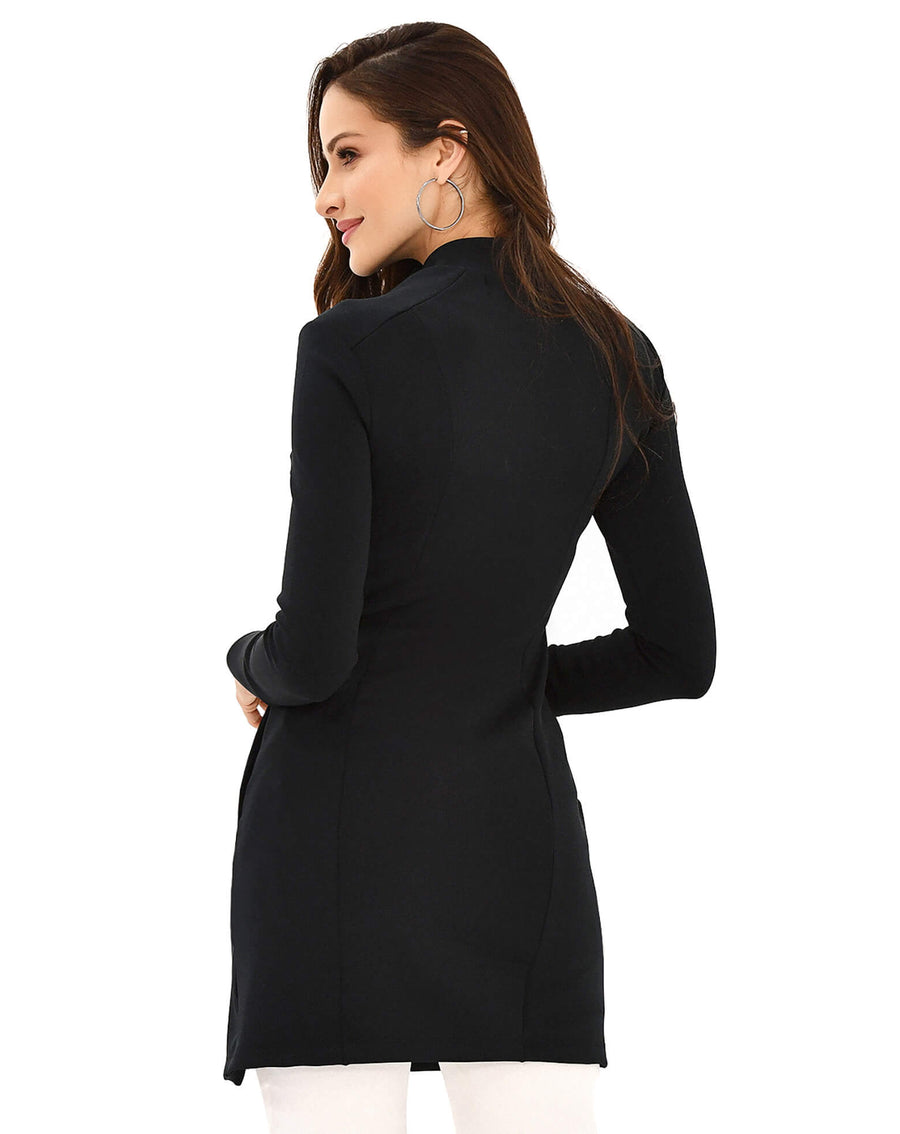 Jaleco feminino Chloe preto visto de costas na modelo, com recortes de modelagem e corte acinturado