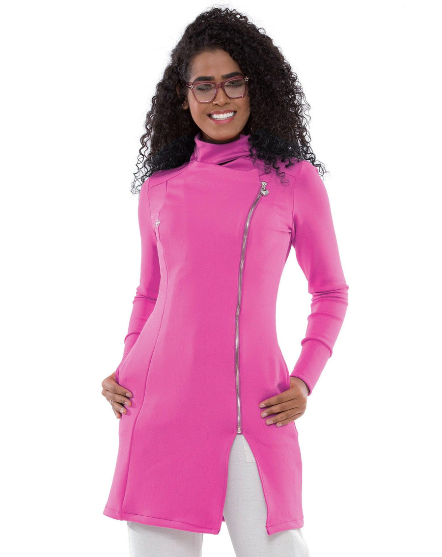 Detalhe do jaleco feminino Chloe rosa fúcsia: gola alta, zíper diagonal e caimento acinturado