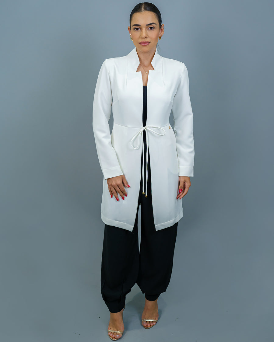 Jaleco feminino Clarice com manga off white de corpo inteiro na modelo, com laço frontal e caimento fluido