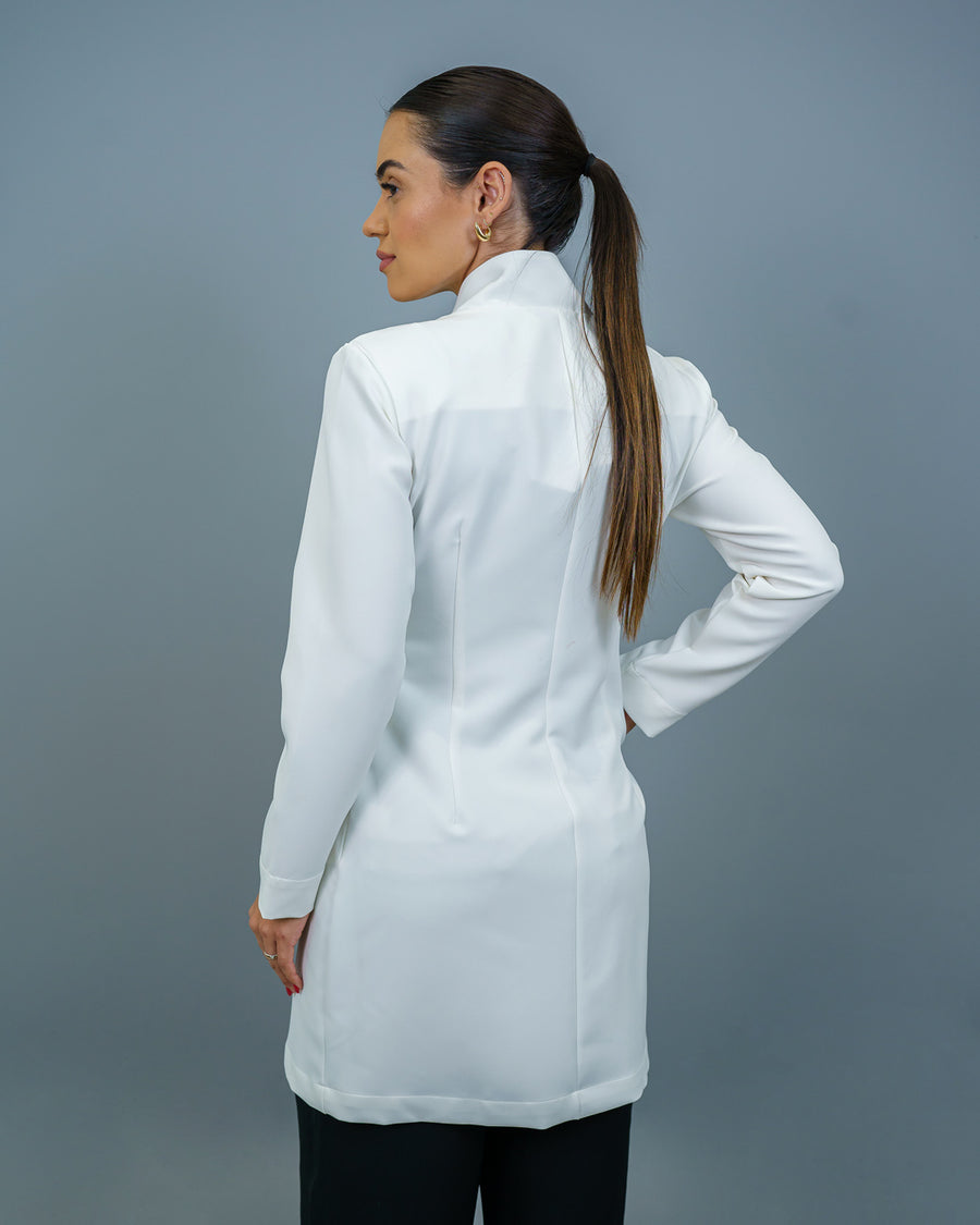 Jaleco feminino Clarice com manga off white visto de costas na modelo, com pences e corte acinturado