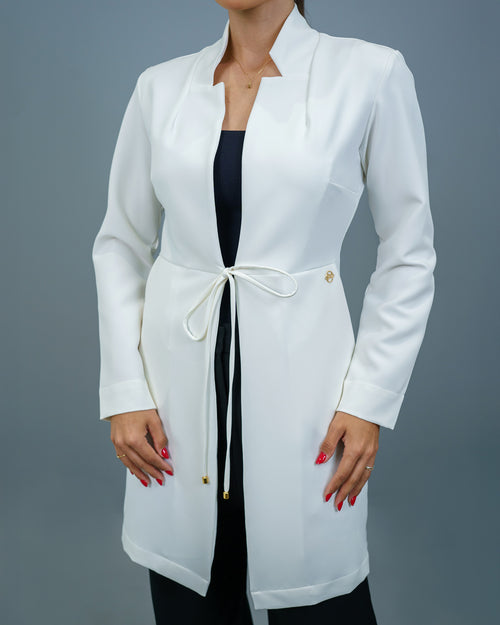 Jaleco feminino Clarice com manga off white em detalhe frontal do laço de amarração na cintura
