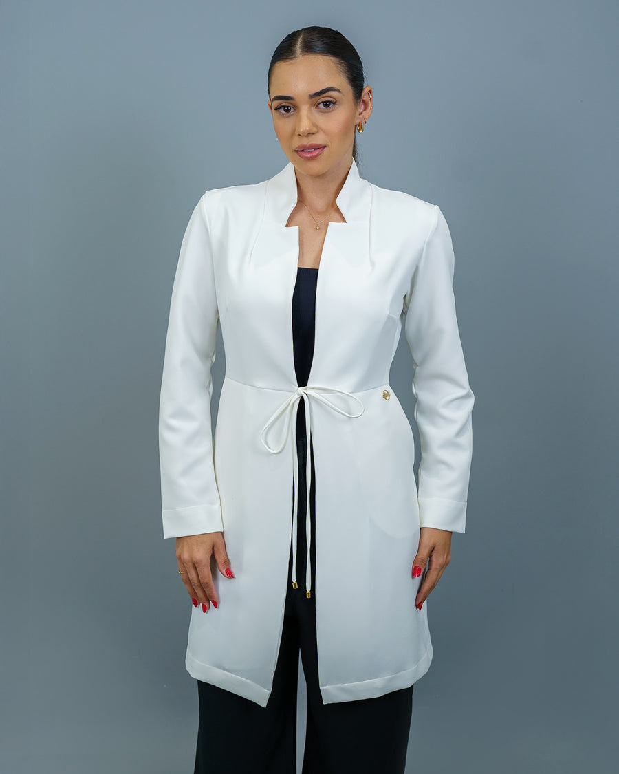 Jaleco feminino Clarice com manga off white frontal na modelo, com decote em V estruturado e cordão amarrado