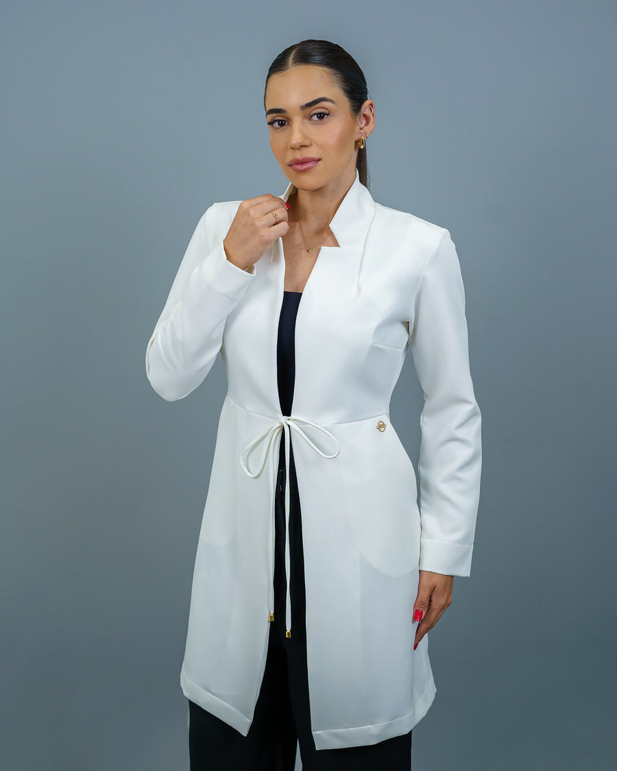 Jaleco feminino Clarice com manga off white de frente, modelo segurando a gola alta estruturada