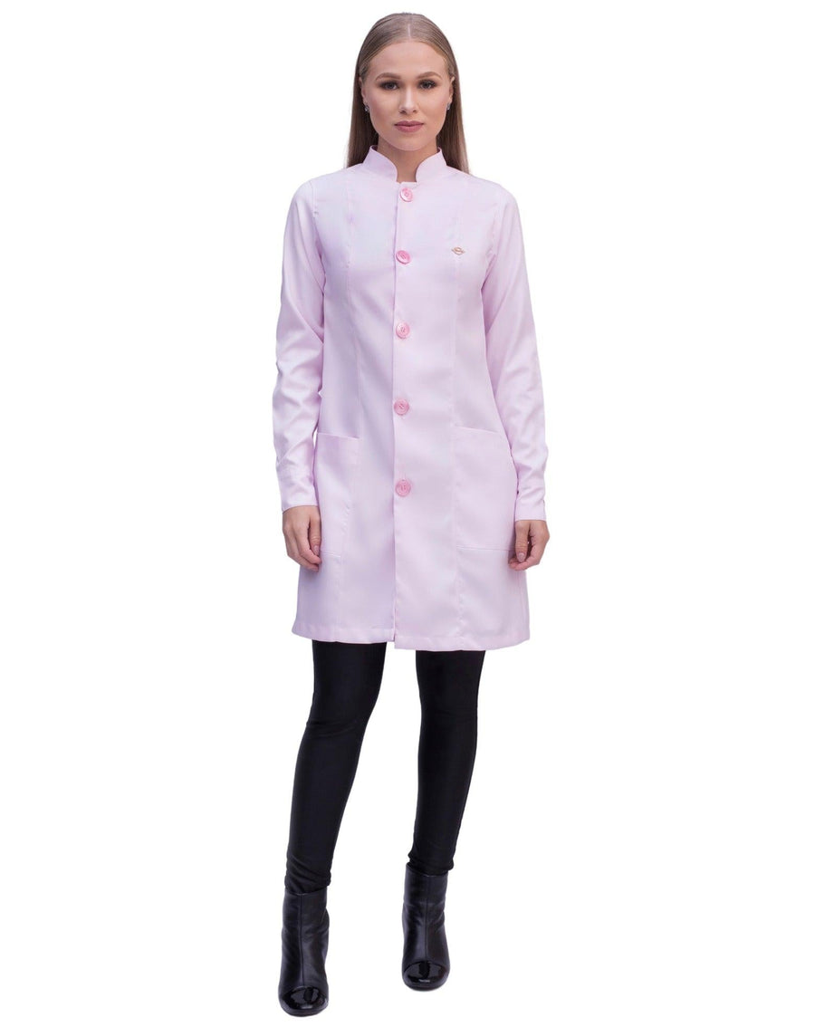 Jaleco feminino Diamond rosa claro em corpo inteiro, mostrando comprimento acima do joelho e botões perolados