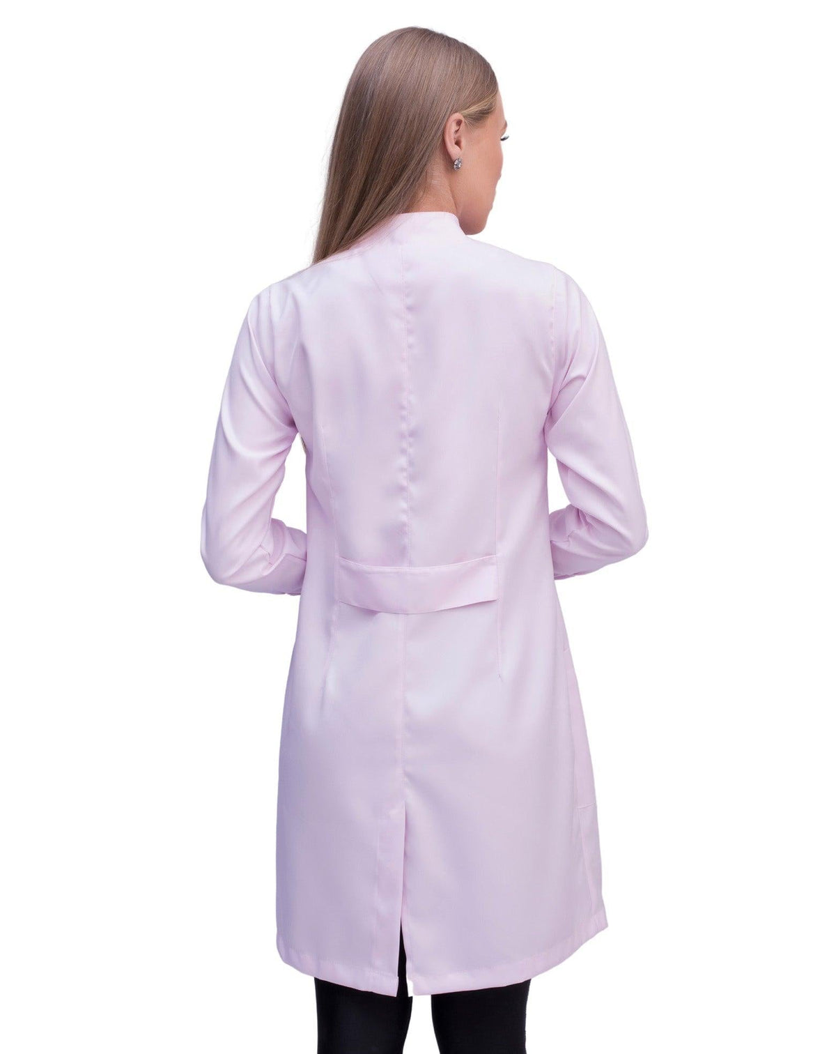 Jaleco feminino Diamond rosa claro visto de costas, com martingale na cintura e fenda posterior — foto 4