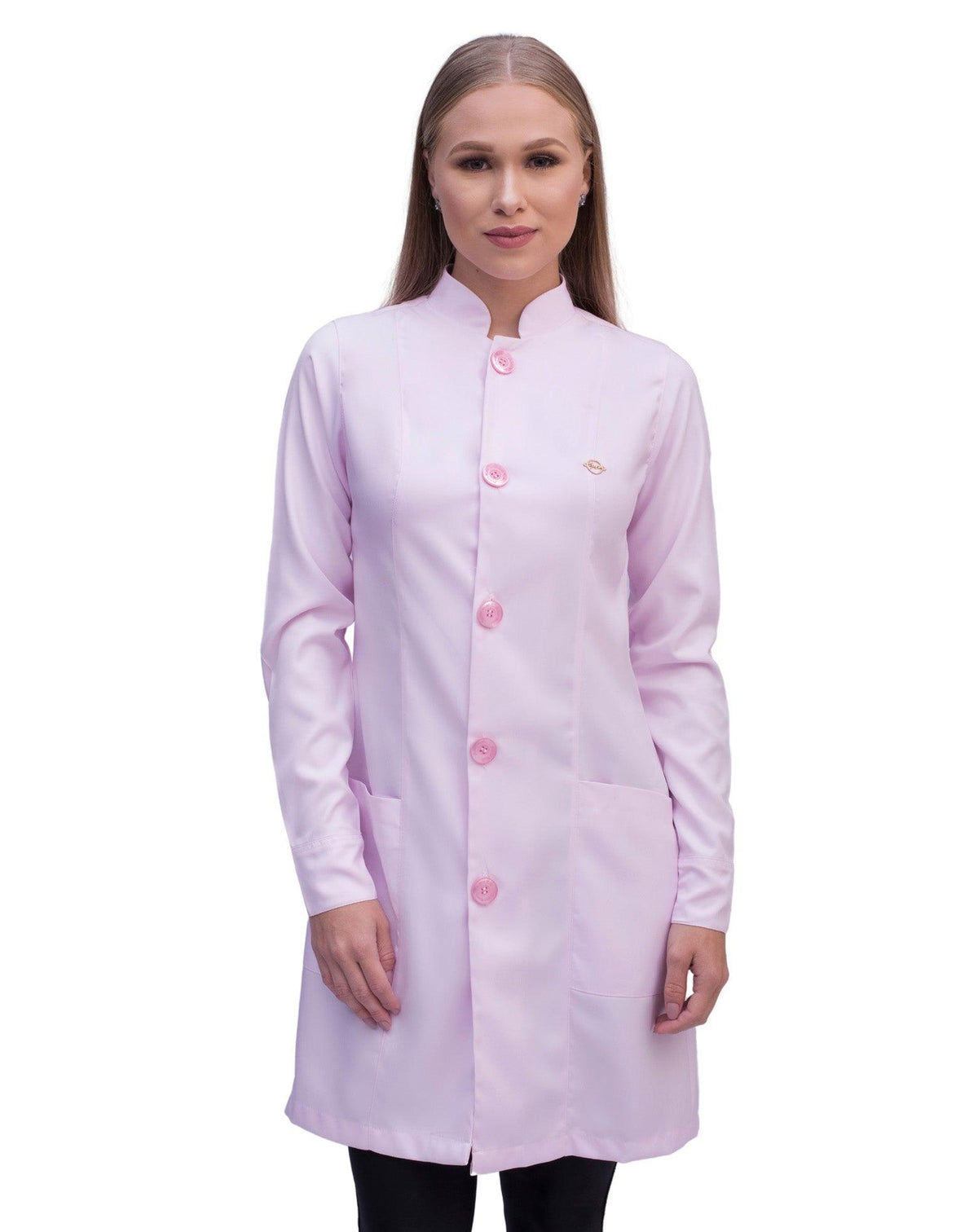 Jaleco feminino Diamond rosa claro com botões perolados, vista frontal em modelo, gola padre e bolsos frontais