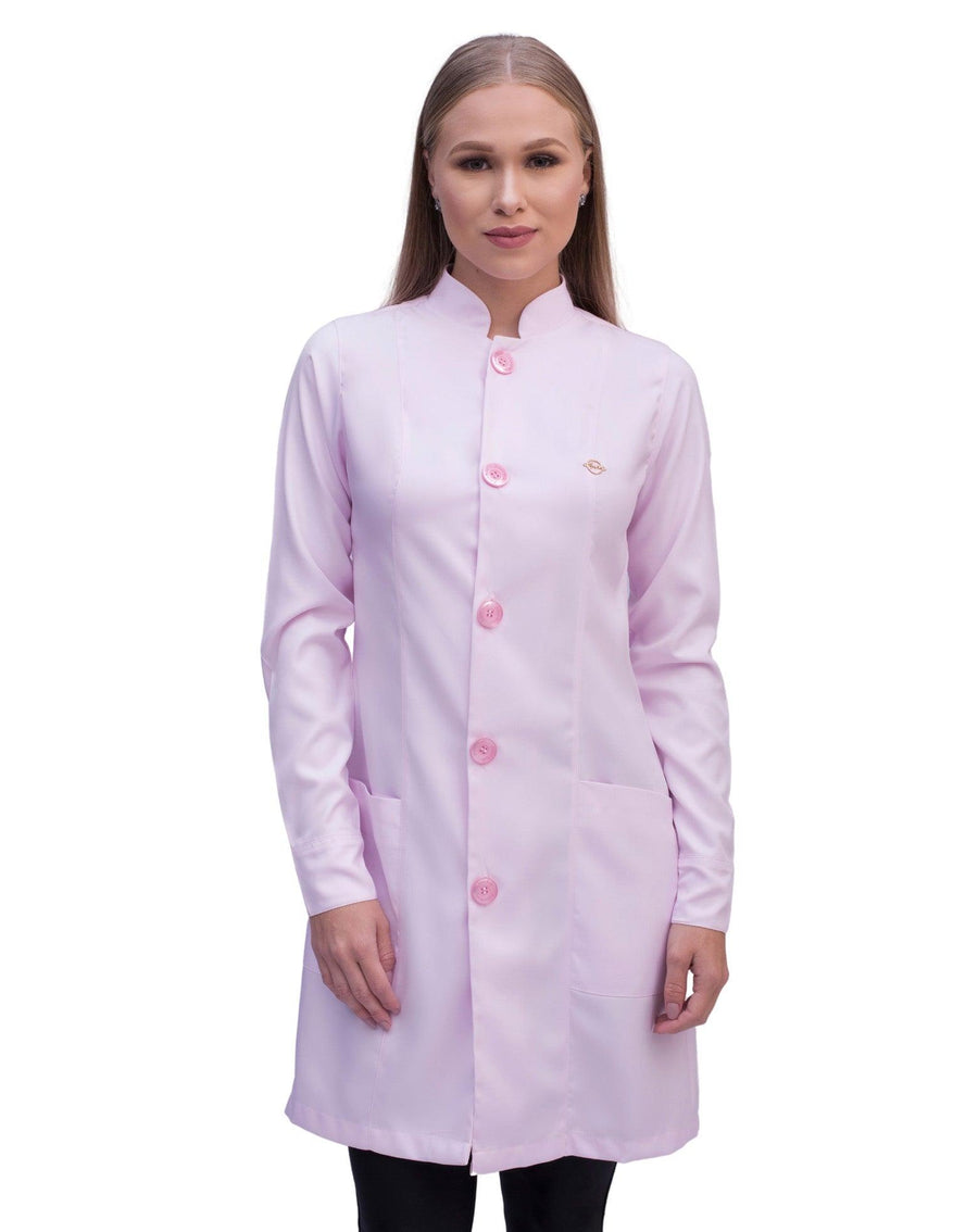 Jaleco feminino Diamond rosa claro com botões perolados, vista frontal em modelo, gola padre e bolsos frontais
