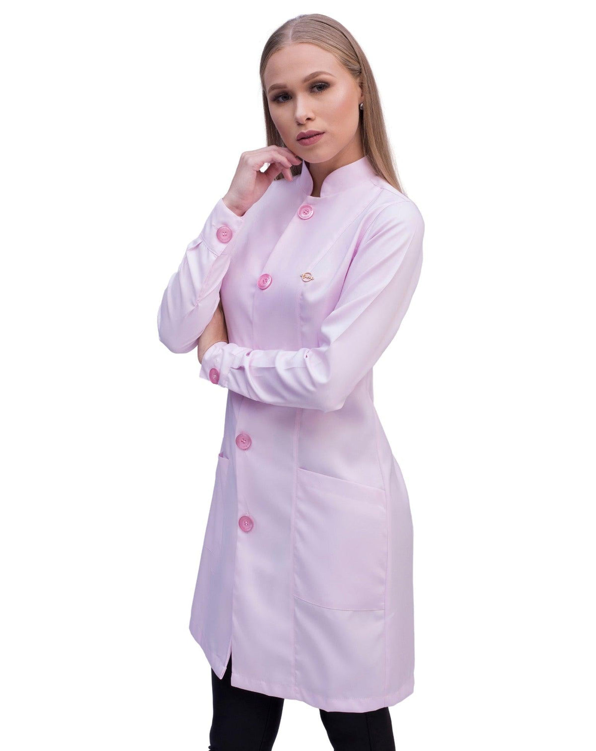 Jaleco feminino Diamond rosa claro de lado em modelo, destacando botões perolados rosados e punho com botão — foto 3