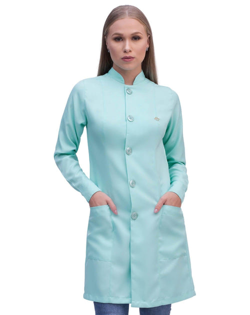 Jaleco feminino Diamond verde água em vista frontal, gola padre, botões perolados e mãos nos bolsos frontais
