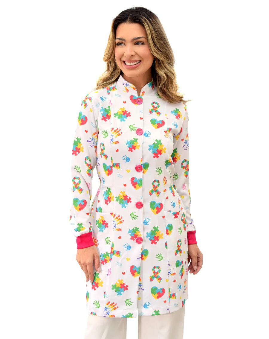 Jaleco feminino Autismo em Cores de frente destacando punhos pink em ribana e estampa de laços e corações
