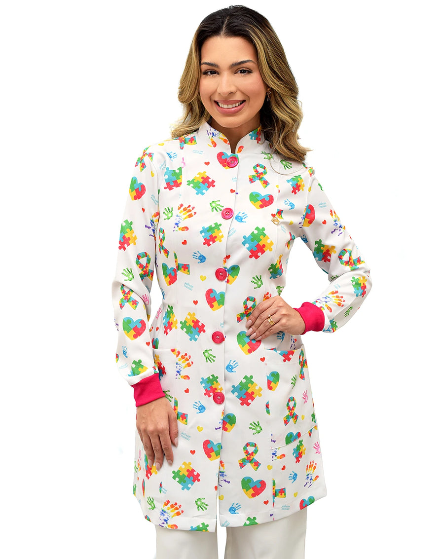 Jaleco feminino estampado Autismo em Cores em meio corpo frontal, gola padre e estampa de quebra-cabeça colorida