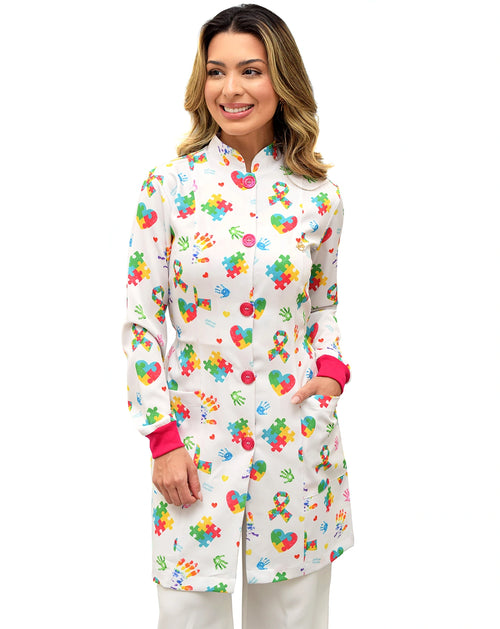 Jaleco feminino estampado Autismo em Cores de frente, com peças de quebra-cabeça e corações coloridos e punho pink