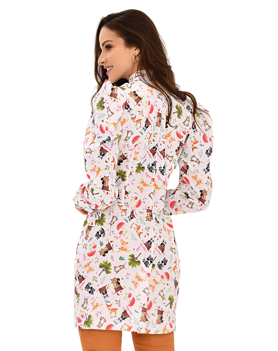 Jaleco feminino estampado Bosque Mágico visto de costas, mangas bufantes e estampa de animais do bosque
