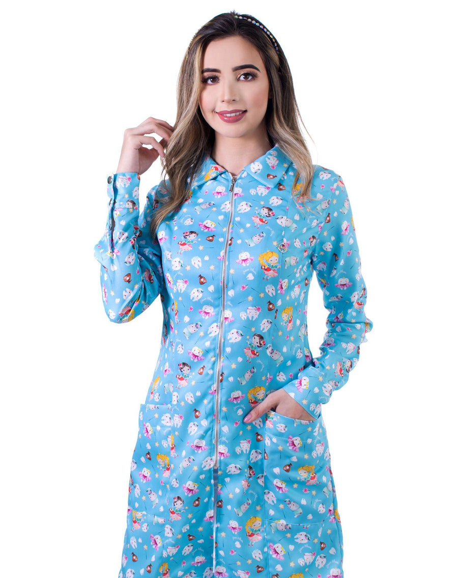 Jaleco feminino Fadinhas do Dente azul frontal em modelo, gola de camisa, bolsos e estampa odonto de fadinhas