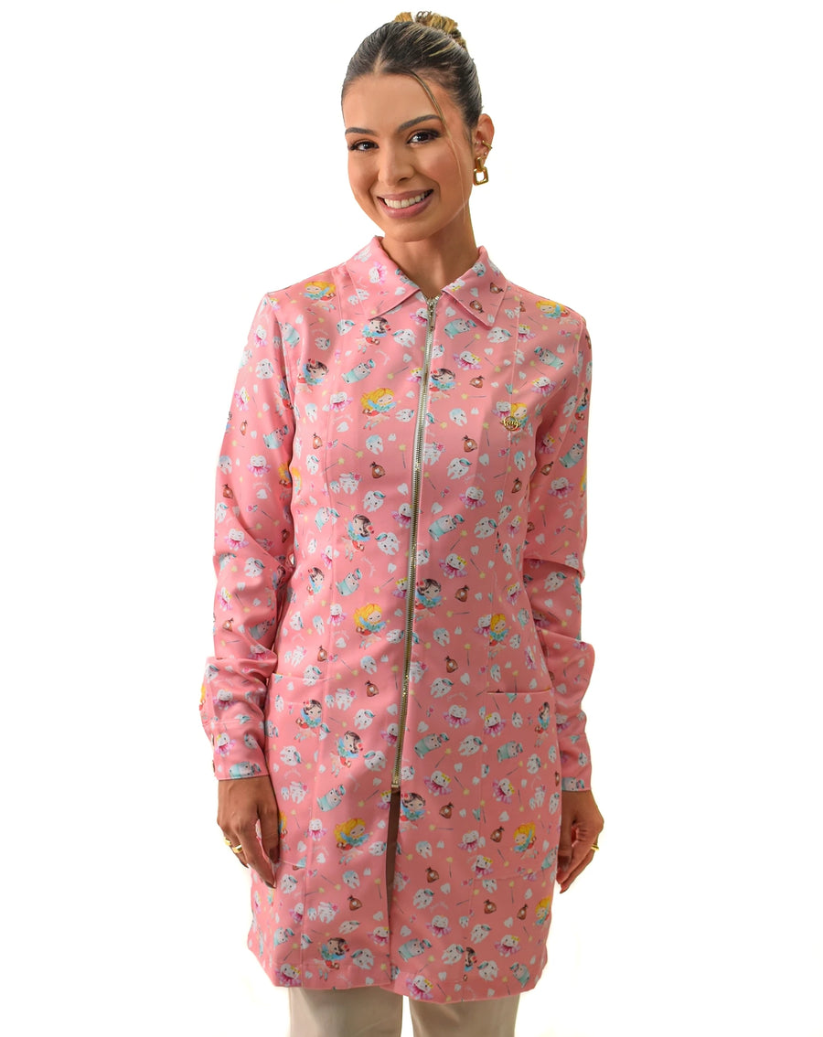 Jaleco feminino Fadinhas do Dente salmão de frente em modelo sorrindo, gola de camisa e estampa de dentinhos