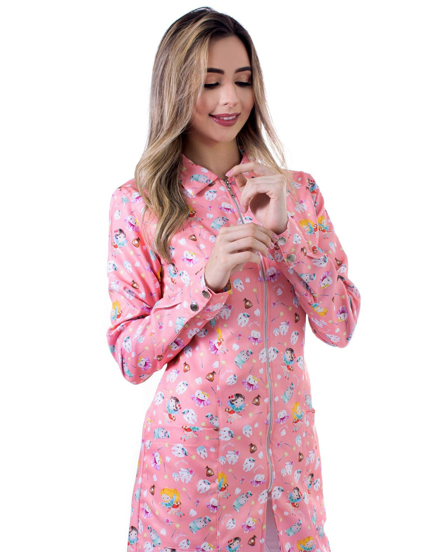 Jaleco feminino estampado Fadinhas do Dente salmão frontal, punhos com botões e tema de dentinhos com tutu