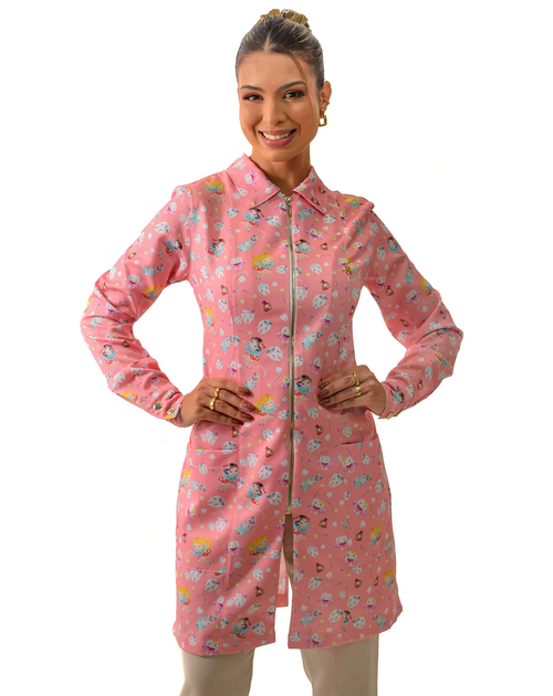 Jaleco feminino estampado Fadinhas do Dente salmão de frente, mãos na cintura, zíper e estampa de dentinhos com fadas