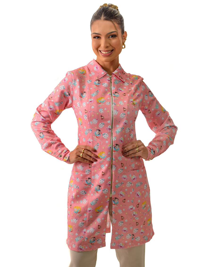Jaleco feminino estampado Fadinhas do Dente salmão de frente, mãos na cintura, zíper e estampa de dentinhos com fadas