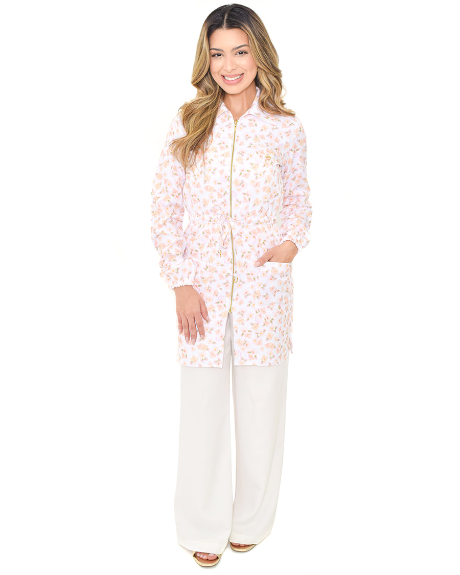 Jaleco feminino estampado Gardênia em corpo inteiro com mão no bolso, floral delicado e punhos franzidos