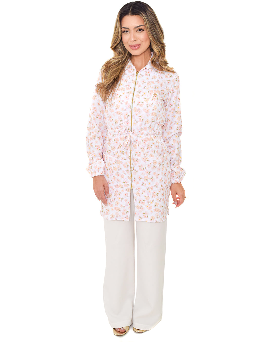 Jaleco feminino estampado Gardênia em corpo inteiro, floral delicado, zíper dourado e cintura com cordão — foto 3