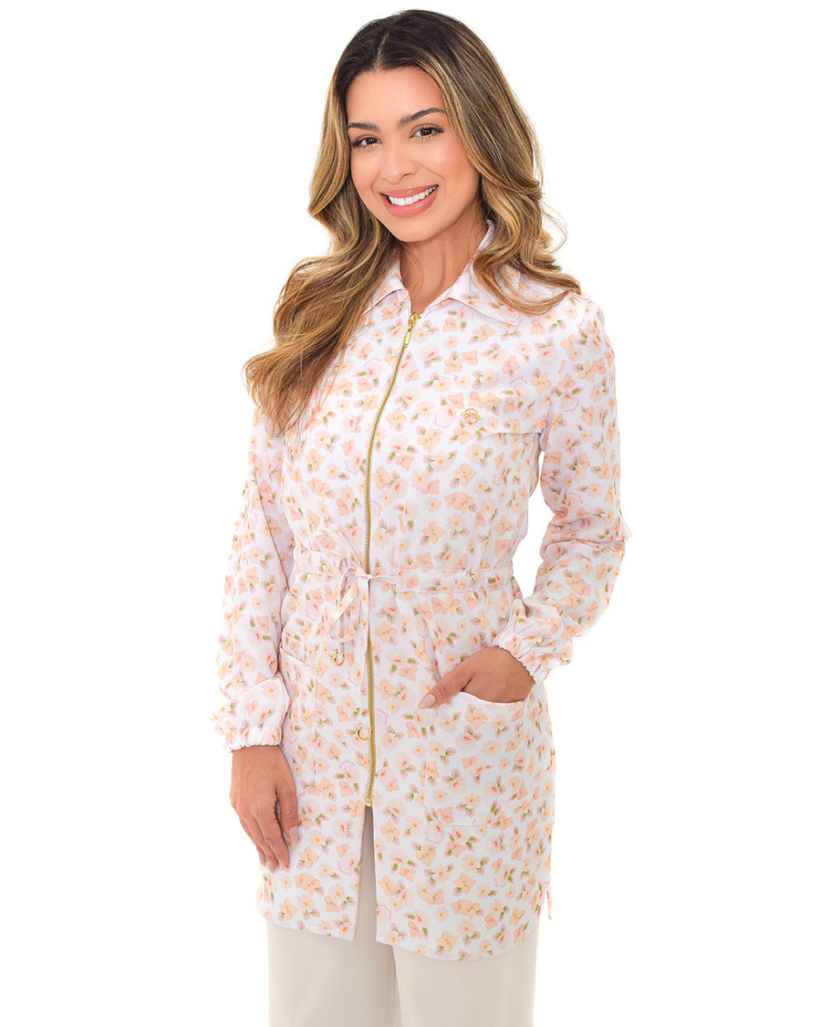 Jaleco feminino estampado Gardênia de frente, floral rosê delicado, zíper dourado e cordão de ajuste na cintura