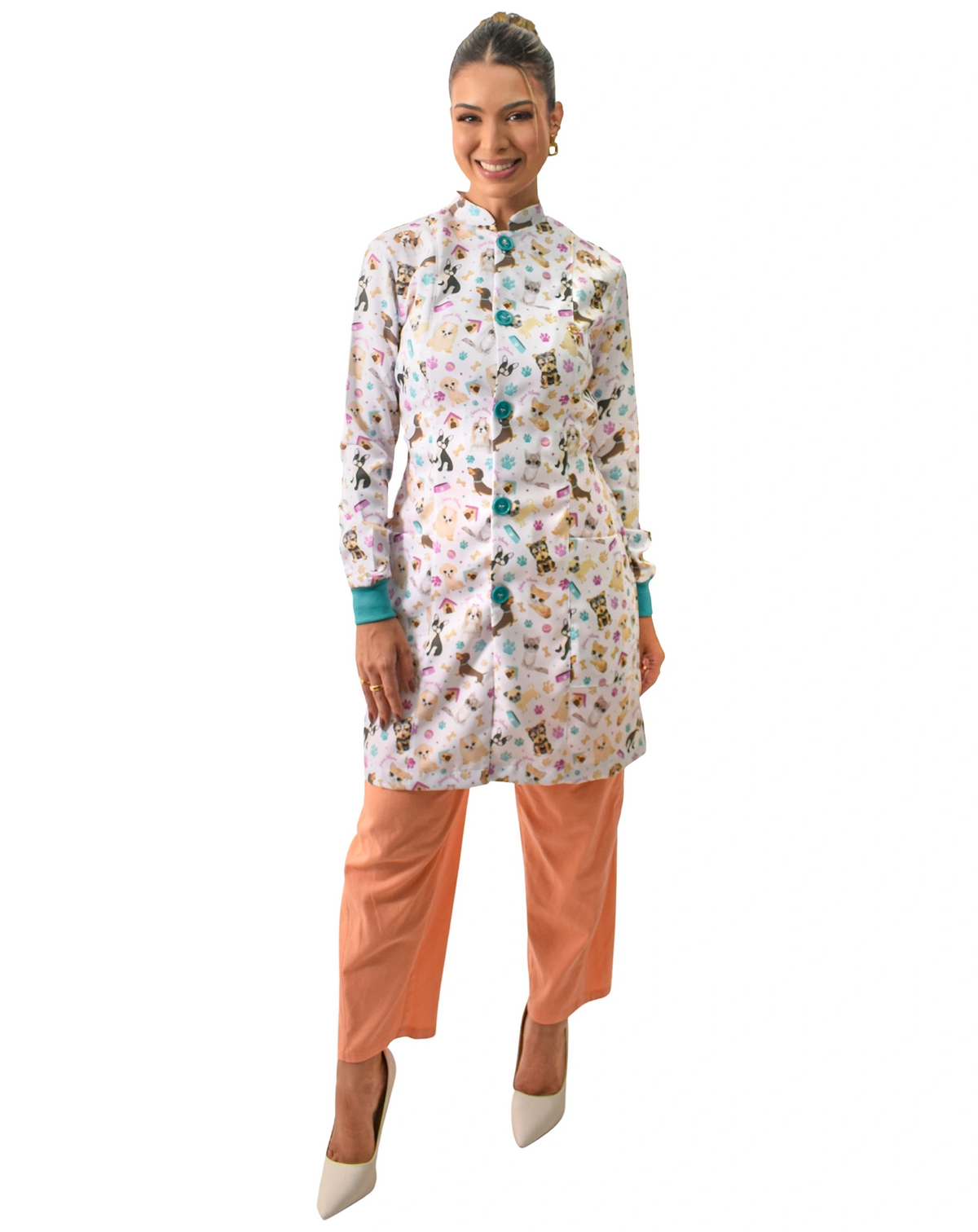 Jaleco feminino estampado Love Pets em corpo inteiro, gola padre e estampa de pets com patinhas coloridas — foto 2