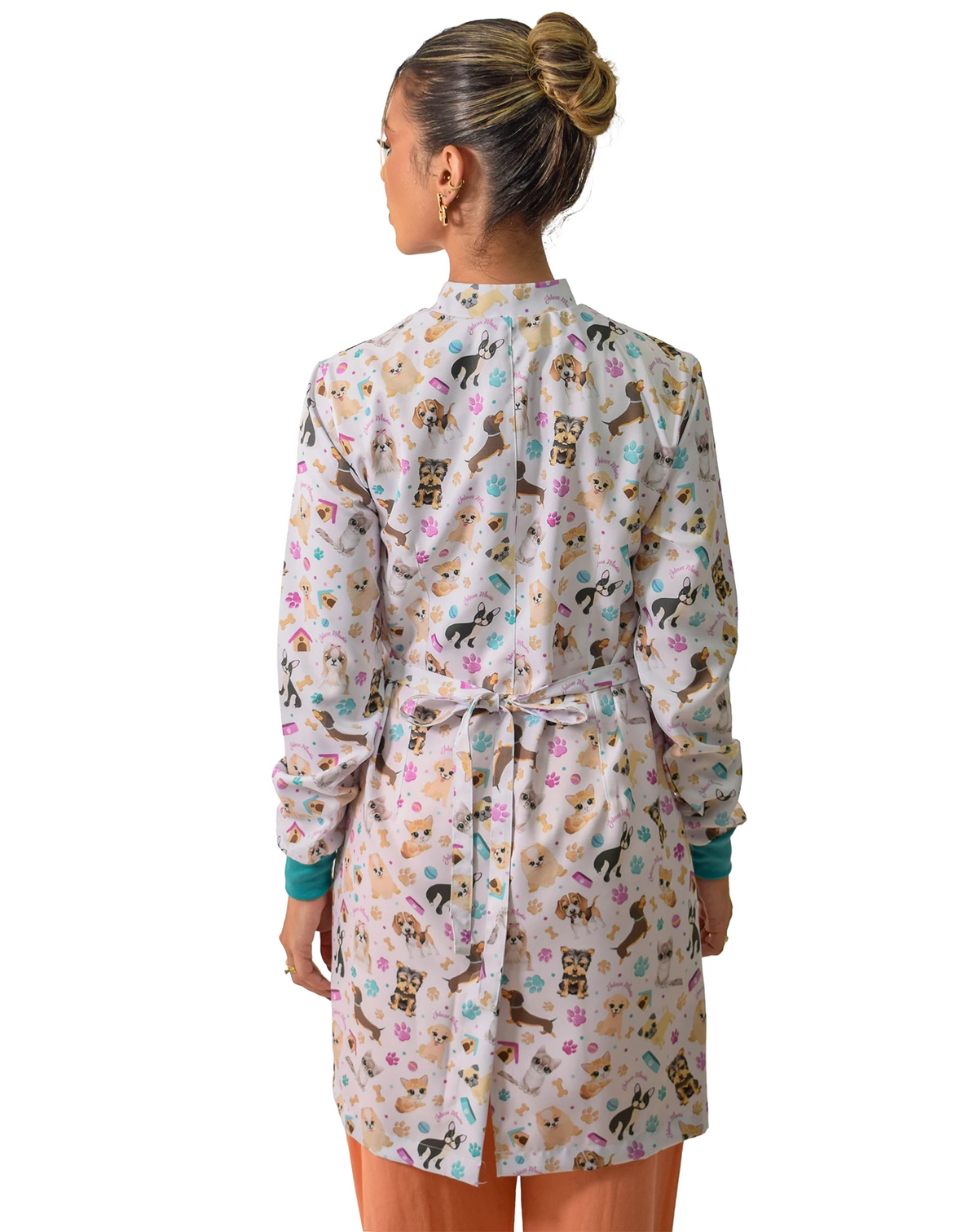 Jaleco feminino estampado Love Pets visto de costas, com faixa de amarrar na cintura e estampa de pets — foto 5