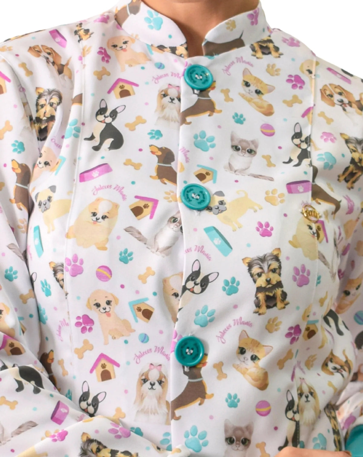 Detalhe da estampa do jaleco Love Pets: cachorrinhos, gatinhos, ossinhos e patinhas, com botões verde água — foto 4