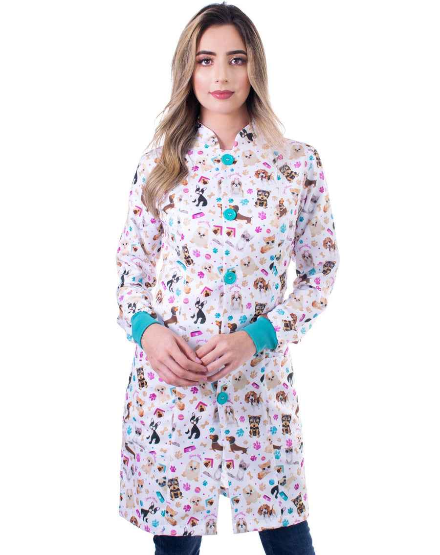 Jaleco feminino estampado Love Pets frontal, punhos verde água em ribana e tema veterinário de pets