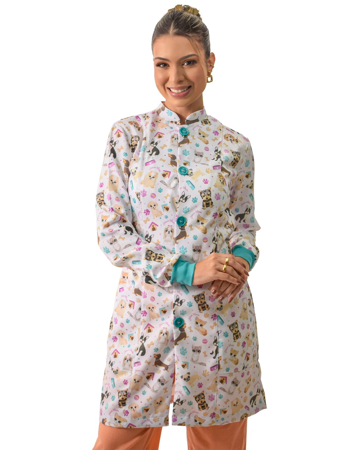 Jaleco feminino estampado Love Pets de frente, com cachorrinhos e gatinhos, botões e punhos verde água