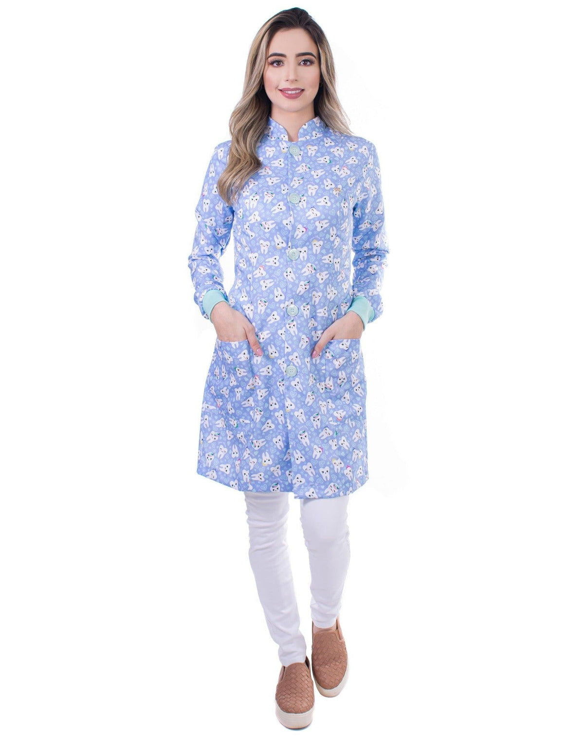 Jaleco feminino estampado Odonto Love lilás em corpo inteiro, mãos nos bolsos e estampa de dentinhos — foto 2