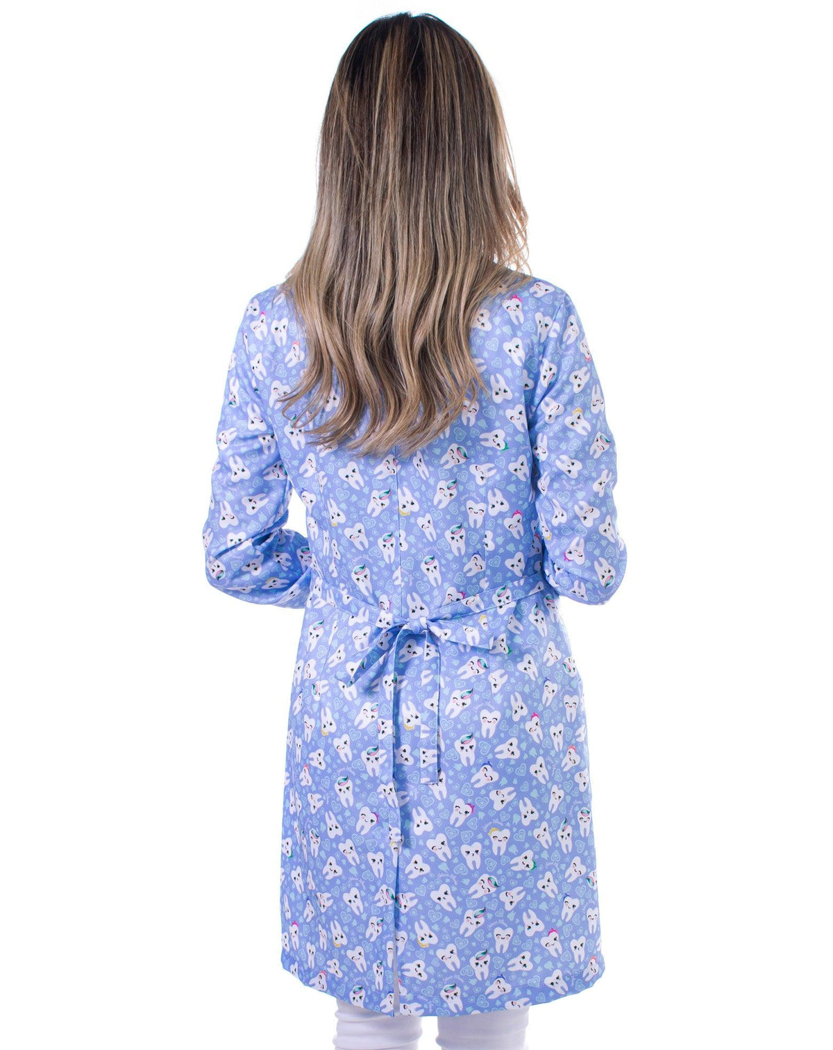 Jaleco feminino estampado Odonto Love lilás visto de costas, com laço na cintura e estampa de dentinhos — foto 4