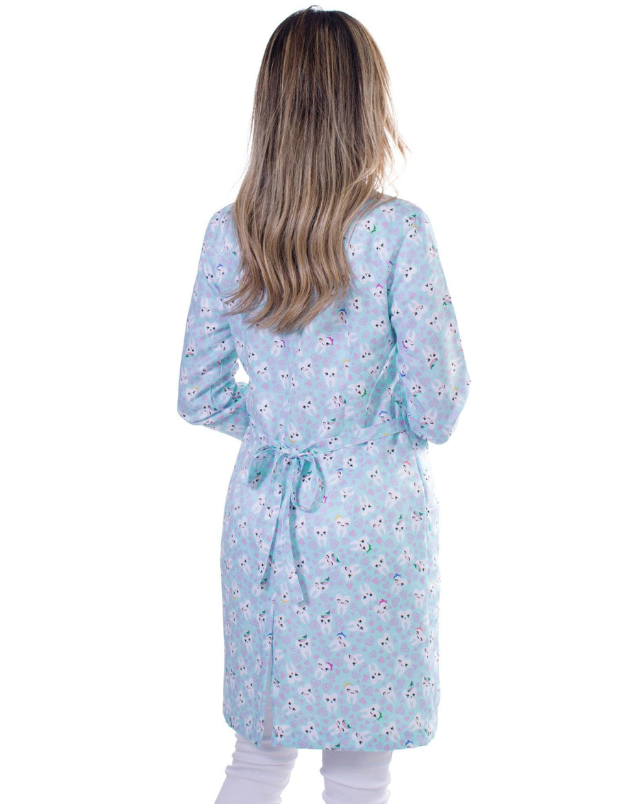 Jaleco feminino estampado Odonto Love verde água visto de costas, com laço na cintura e tema de dentinhos
