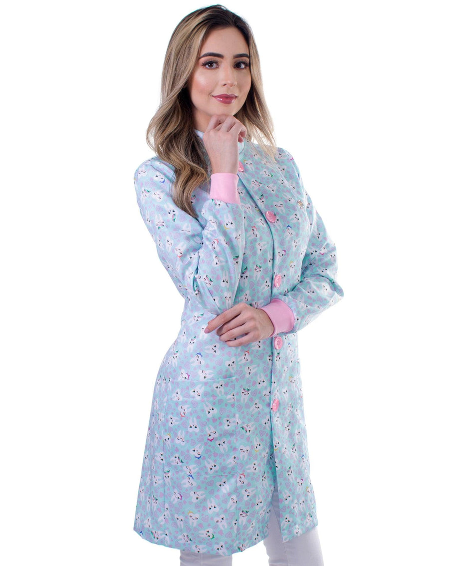 Jaleco feminino estampado Odonto Love verde água de lado, com dentinhos e corações, botões e punhos rosa
