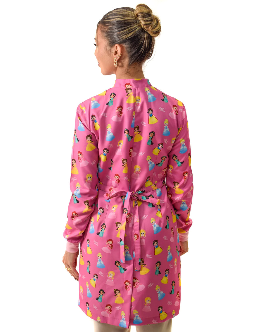 Jaleco feminino estampado Princesas pink visto de costas, com laço na cintura e estampa de princesinhas