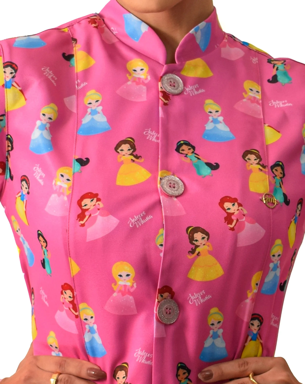 Detalhe da estampa do jaleco Princesas pink: princesinhas de vestidos coloridos e botões com glitter — foto 5