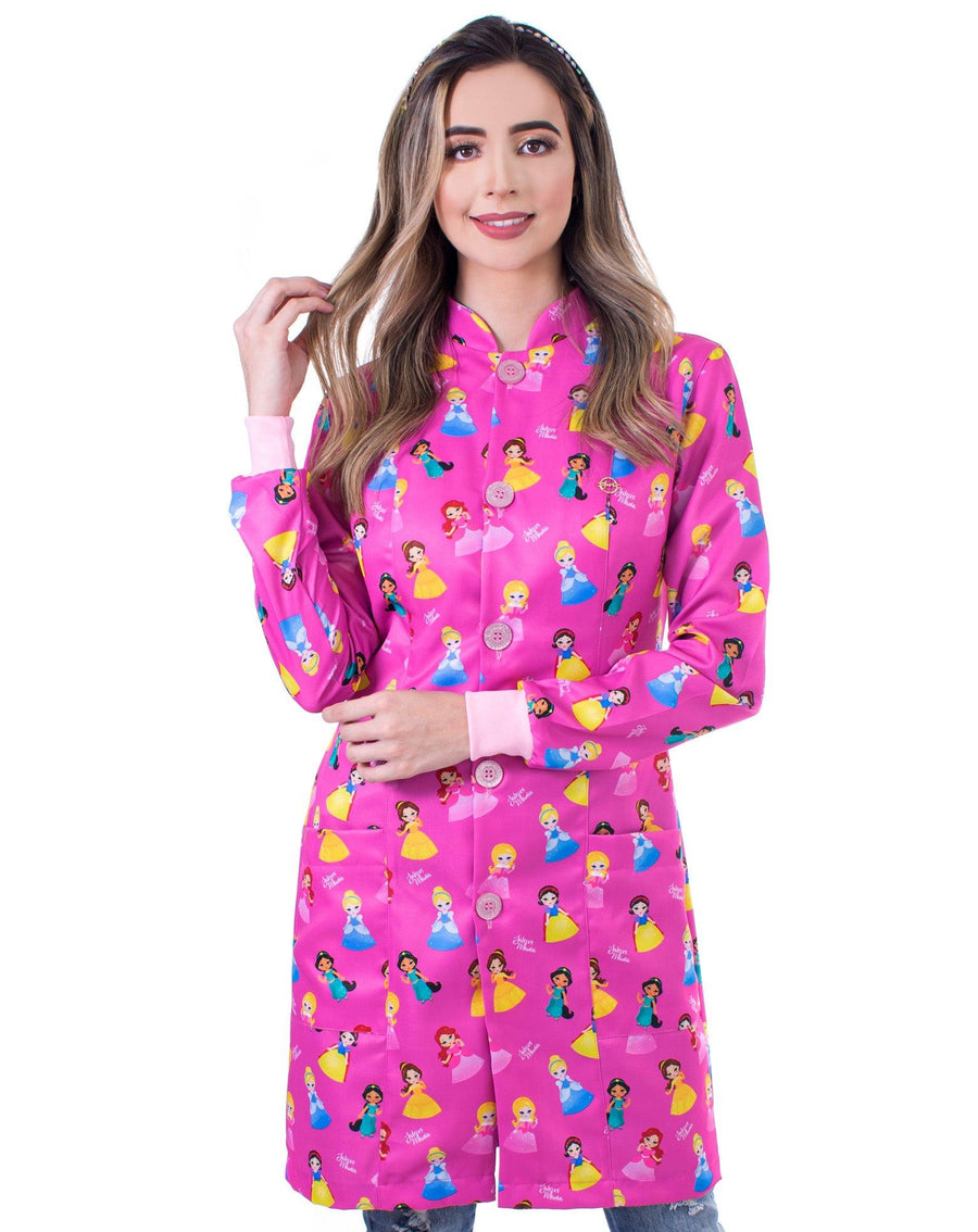 Jaleco feminino estampado Princesas pink de frente, punhos rosa claro em ribana e estampa de princesinhas