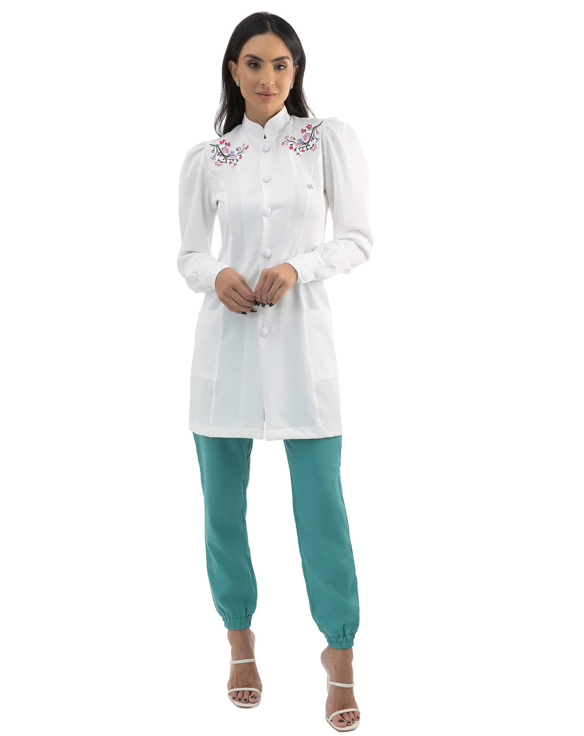 Jaleco feminino Flora branco com bordado em corpo inteiro, mangas bufantes, botões encapados e bolsos — foto 5