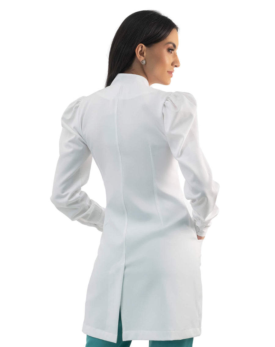 Jaleco feminino Flora branco visto de costas, com mangas bufantes, recortes e fenda posterior