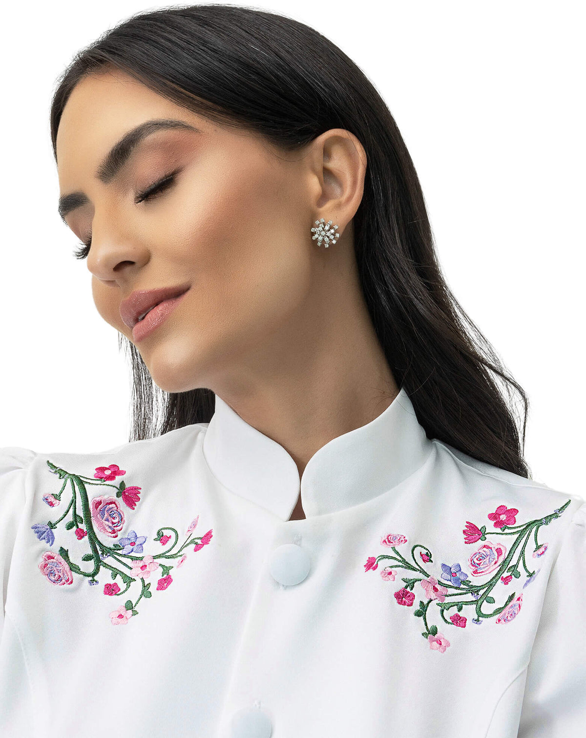 Detalhe da gola padre do jaleco Flora branco com bordado floral em rosa, lilás e verde nos dois ombros — foto 3