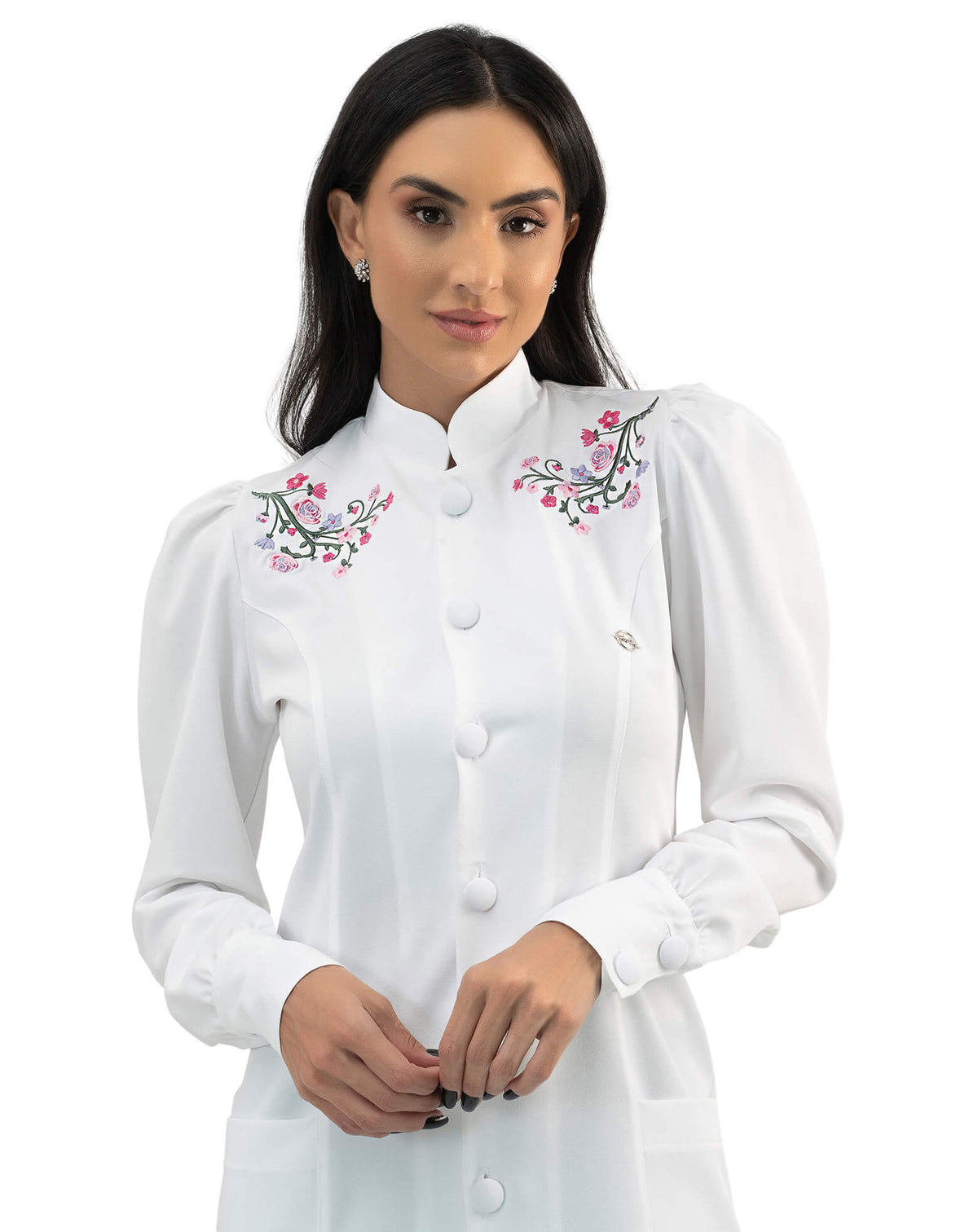Jaleco feminino Flora branco em meio corpo frontal, bordado de flores rosa e lilás, gola padre e punhos com botões — foto 2