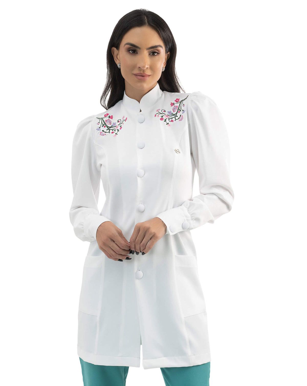Jaleco feminino Flora branco de frente, com bordado floral nos ombros, mangas bufantes e botões encapados