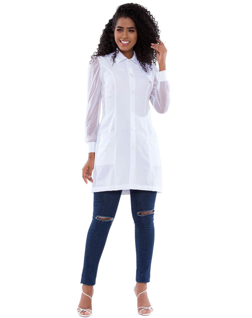 Jaleco feminino Jasmine branco de corpo inteiro, modelo vestindo o jaleco com mangas de tela e bolsos frontais