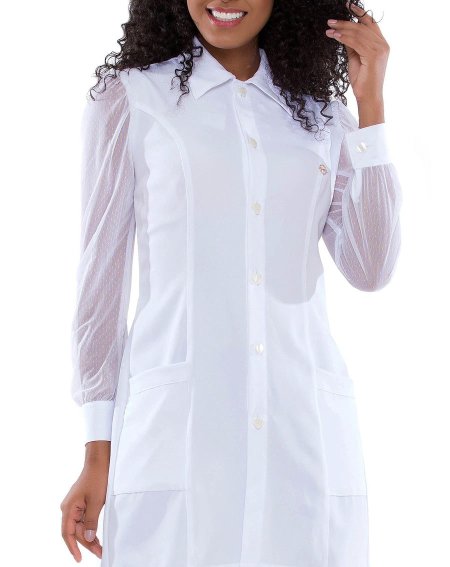 Jaleco feminino Jasmine branco em detalhe aproximado dos botões perolados e das mangas em tela transparente