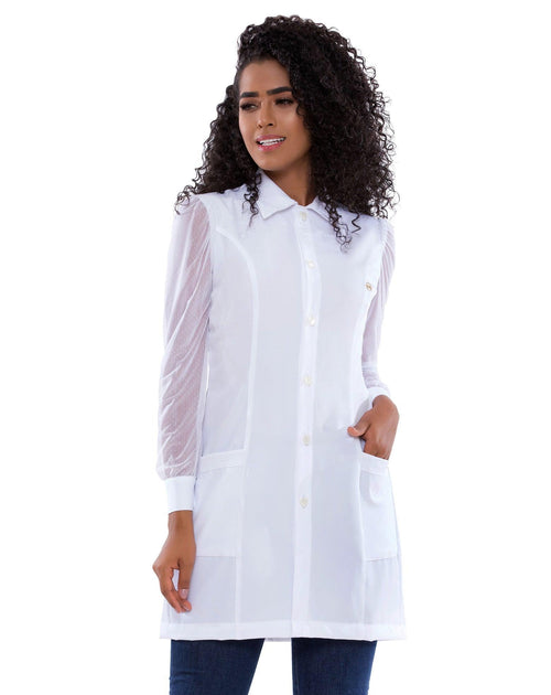 Jaleco feminino Jasmine branco em foto frontal, com gola clássica, botões e mangas longas de tela transparente